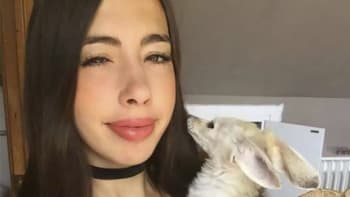 GALERIE: Veganská youtuberka nutí svého mazlíčka, aby byl taky vegan! Lidé ji za to nenávidí. Není to týrání zvířat?