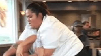 VIDEO: Zaměstnankyně fastfoodu brutálně napadla ženu, která po ní hodila milkshake. Proč to proboha udělala?