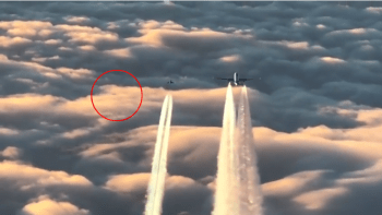 VIDEO: Tyto šokující záběry prý dokazují existenci UFO! Vážně proletěla okolo stíhačky mimozemská loď?