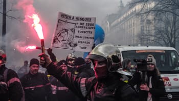 GALERIE: Francouzští hasiči se zapálili na protest! Podívejte se, jak se brutálně střetli s policií