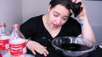 Neskutečné! Dívka si umyla vlasy Coca-Colou! Výsledek je úchvatný!
