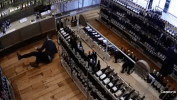 VIDEO: Milovník vína, nebo ninja? Týpek zachránil parádním skokem padající lahev drahého vína
