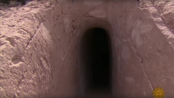 VIDEO: 25 let žil o samotě v poušti! Vstup do jeho jeskyně skrýval něco neuvěřitelného