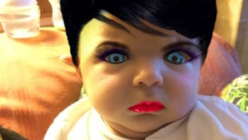 Matka se chlubí na internetu s novorozencem, který má make-up