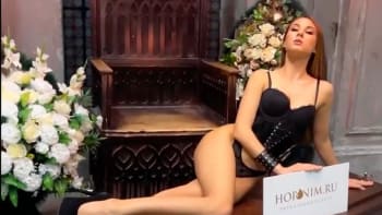 VIDEO: Pohřební služba pohoršila veřejnost erotickou reklamou. Holky v ní pózují svlečené vedle rakví