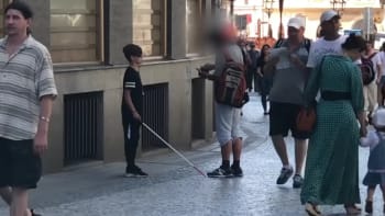 VIDEO: Slepý kluk v pražských ulicích zkoušel, kolik lidí mu pomůže. Z výsledku vám bude do breku