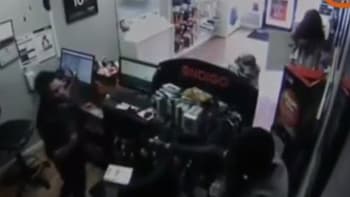 VIDEO: Zloději zůstali uvězněni a zamčeni v obchodě. Reakce kolemjdoucích vás dostane