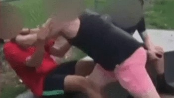 VIDEO: Muž brutálně napadl teenagera, protože šikanoval jeho dceru. Tyhle kruté záběry děsí internet