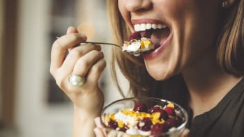 ODHALENO: Vědci zjistili, proč lidé nemohou vystát žvýkání! Co to v mozku způsobuje?