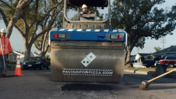 VIDEO: Pizzerie se rozhodla opravovat rozpadlé silnice! Má k tomu tenhle parádní důvod