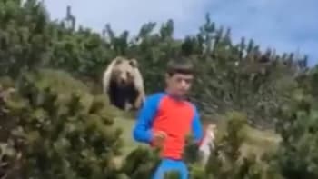 VIDEO: Šokující záběry ukazují střet 12letého chlapce a medvěda! Jak si zachránil život?