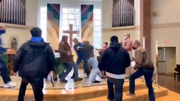 VIDEO: Kněz chtěl vykázat muže z kostela, místo toho vznikla obří rvačka. Drsné záběry obletěly svět
