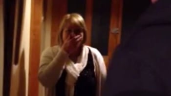 Vánoční VIDEO: Podívejte se, jak syn překvapil mámu. Její reakce je úžasná