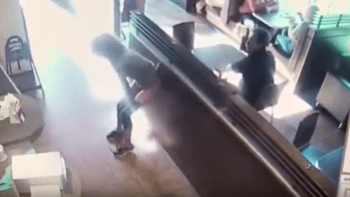 VIDEO: Žena se vykadila v kavárně na podlahu a své exkrementy házela po zaměstnancích. Proč to proboha udělala?