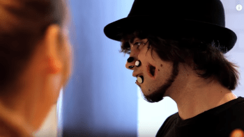 VIDEO 18+: Šílenec si nechal udělat do obličeje nechutné díry a čistí si přes ně zuby! Nic odpornějšího tento týden neuvidíte