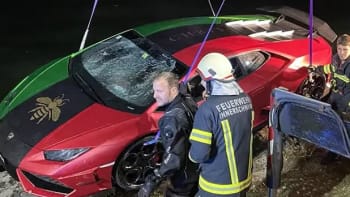 VTIPNÉ FOTO: Řidič Lamborghini si spletl plyn s brzdou. Auto za miliony skončilo v jezírku