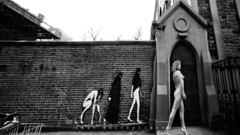 GALERIE: Sexy modelka se vyfotila nahá před katedrálou Notre-Dame. Lidé jí za to nadávají