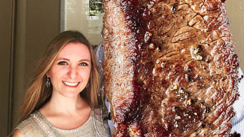 Žena nahradila expřítele na fotkách steakem