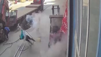 VIDEO: Ženu a dítě trefila explodující pneumatika. Hrozivé záběry ukazují, jak k nehodě došlo