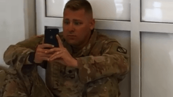 VIDEO: Voják na letišti zjistil, že se mu narodilo dítě. Jeho reakce dojímá internet