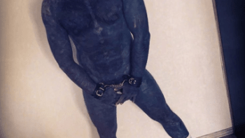 FOTO: Potetovaný muž bez genitálií zveřejnil svou nahou fotku. Vážně mezi nohama nic nemá?