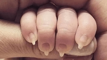 Lidé na internetu ostře kritizují matku, která svojí malé dceři lakuje nehty! Jakou výmluvu pro to má?