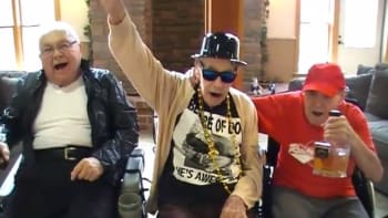 ULÍTLÉ VIDEO: Důchodci řádí jako drsní rappeři! Tohle musíte vidět!