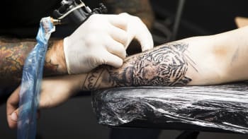 ODHALENO: Takřka polovina tetování obsahuje látky způsobující rakovinu, tvrdí vědci. Na co si dávat pozor?