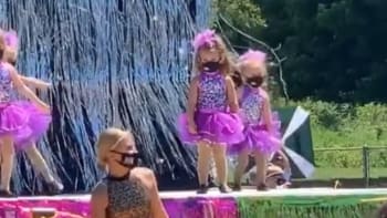VIDEO: 4letá dívka je hvězdou internetu poté, co při tanečním videu nepohnula brvou. Tomu se říká nezájem!