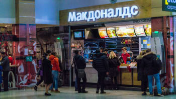 Zoufalé Rusko otevře vlastní fastfood. Logo Strýčka Váni podezřele připomíná odcházející McDonalds