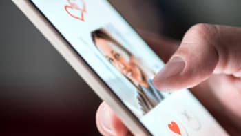 ODHALENO: Vztahy z Tinderu mají větší šanci na lásku do konce života, tvrdí studie. Proč tomu tak je?