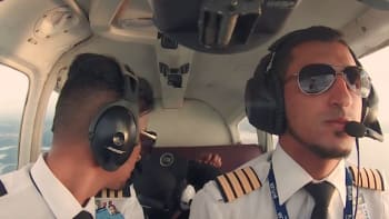 VIDEO: Piloti předstírali pád letadla! Není jejich šílený prank už za hranou?