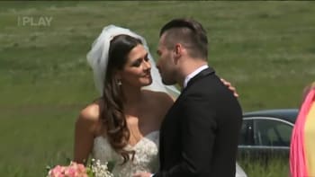 VIDEO: Leoš Mareš se oženil s Petrou Faltýnovou na rozkvetlé louce!