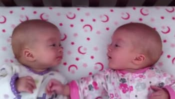 VIDEO: Identická dvojčata se poprvé viděla. A vedla tuhle úžasnou konverzaci!