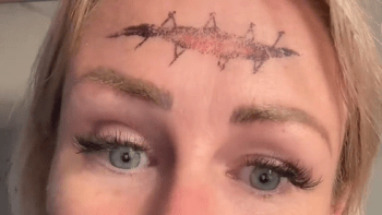 VIDEO: Ženě nejde odstranit dočasné tetování z Halloweenu. Jak to vysvětlila v práci?