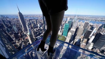 VIDEO: Město varuje turistky, aby si na střechu mrakodrapu nebraly sukně! Bude jim pod ně totiž vidět