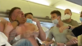 VIDEO: V letadle propukla bitka poté, co si dva cestující odmítli nasadit roušku. Tyhle záběry vás dostanou