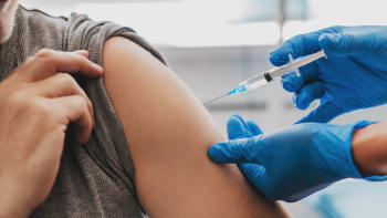 Týpek přišel na očkování proti covidu s umělou rukou. Jaký trest mu hrozí?