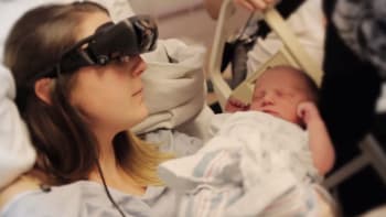 Dojemné VIDEO: Slepá maminka poprvé vidí svého syna