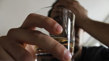 ODHALENO: Nebezpečná droga by mohla léčit alkoholismus, zjistila nová studie. V čem pomáhá?