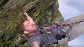 VIDEO: Muž si během bungee jumpingu uvědomil, že ztratil mobil. Jeho reakce vás dostane