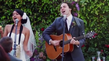 VIDEO: Ženich a nevěsta si zazpívali na vlastní svatbě. Je z toho HIT INTERNETU