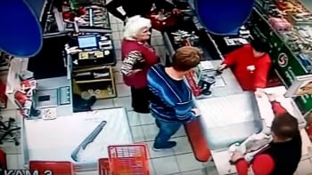 Děsivé video! Muž bezdůvodně knokautoval babičku v supermarketu
