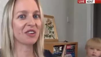 VIDEO: Reportérku vyrušil její syn, když prováděla rozhovor! Co roztomilého od ní chtěl?