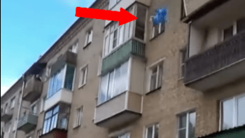 VIDEO: Záběry, které šokují internet! Muž vyhodil své děti z pátého patra. Proč to udělal?