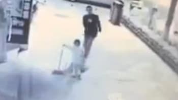 BRUTÁLNÍ VIDEO: Napadení malinkého chlapečka pobouřilo milióny lidí po celém světě!