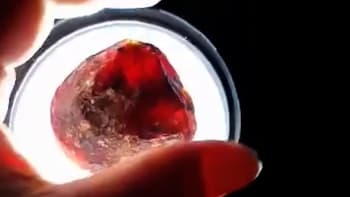 FOTO: Vypadá takto meteorit z vesmíru? Žena z Thajska našla na pláži tajemný zářící kámen