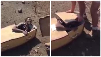 VIDEO: Odporné záběry, které děsí svět! Rasista nutí muže, aby si lehnul do rakve. Proč to udělal?