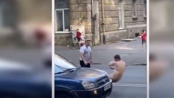 VIDEO: Týpek jednou ranou složil naháče, co v Rusku brzdil dopravu. Tohle muselo bolet