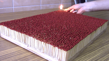 VIDEO: Co se stane, když zapálíte 6000 sirek najednou? Bouchne to?